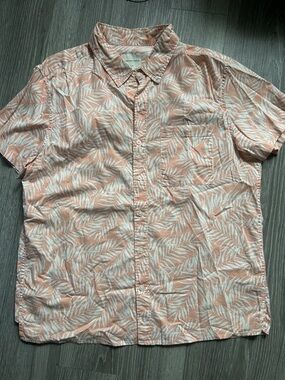 American Eagle Outfitters Men’s Slim palm leaf short-sleeve button-down shirt.